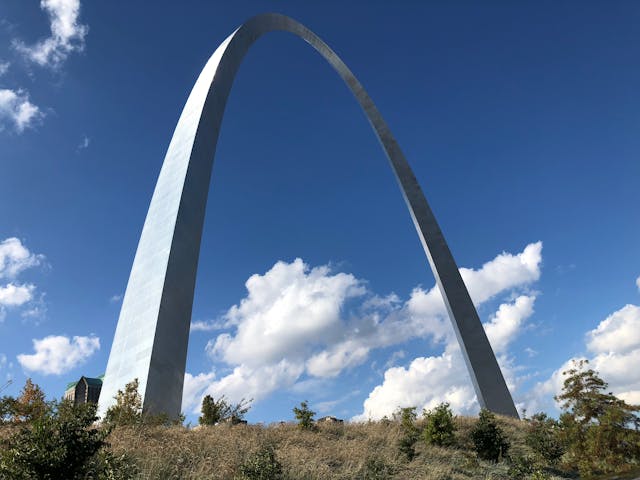 Monument Gateway Arch on a sunny day.